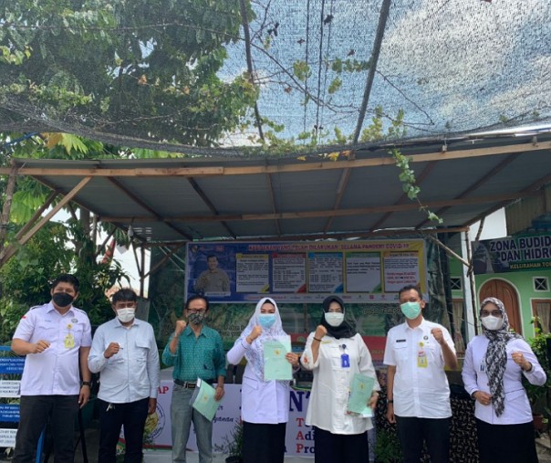 Lurah Tobek Godang Yasir Arafat (dua dari kiri) foto bersama dengan sejumlah warga penerima sertifikat program PTSL, Rabu (8/9/2021). Foto: Istimewa.