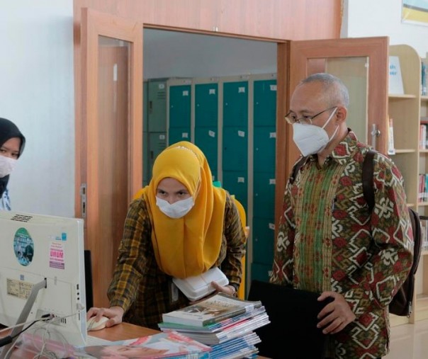 Urusan Perpusnas saat meninjau fasilitas di salah satu perpustakaan di Pekanbaru. Foto: Istimewa. 