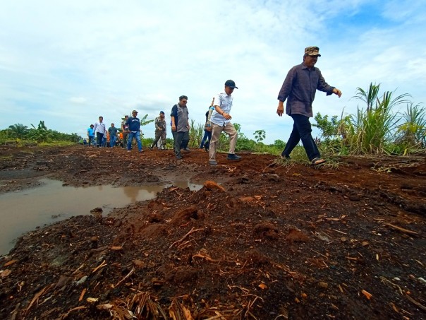 Bupati Alfediri dalam salah satu kunjungan kerjanya