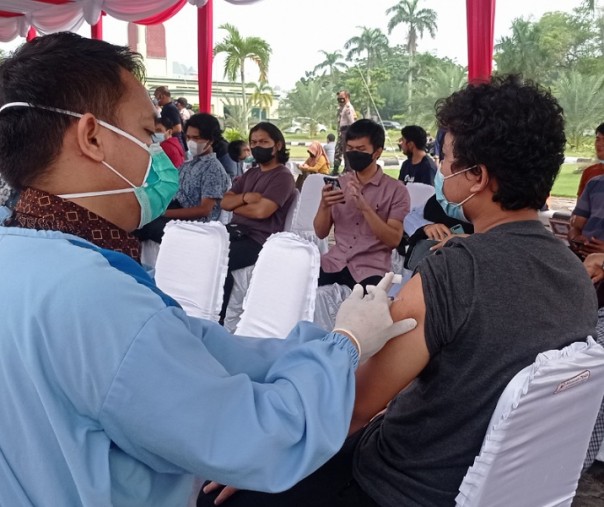 Vaksinasi massal di halaman Masjid Raya An Nur pekan lalu. Foto: Surya/Riau1.