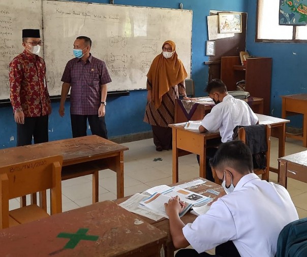 Kepala Disdik Pekanbaru Ismardi Ilyas saat memantau belajar tatap muka di salah satu SMP negeri pekan lalu. Foto: Istimewa. 