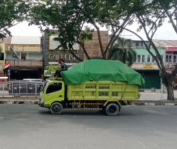 Truk angkut sampah melintas di Jalan Jenderal Sudirman. Foto: Surya/Riau1.