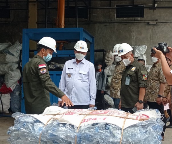 Wali Kota Pekanbaru Firdaus (tengah) didampingi Plt Kepala DLHk Marzuki saat meninjau proses pengolahan sampah menjadi barang bernilai di Bank Sampah Induk, Selasa (14/9/2021). Foto: Surya/Riau1.