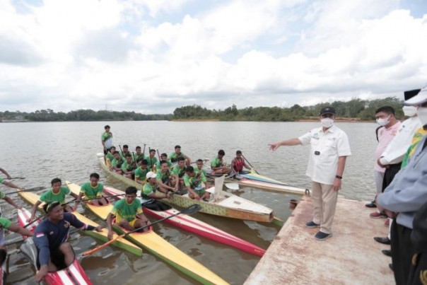 Gubri tinjau latihan atlet