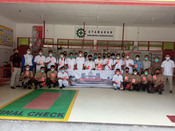 Instruktur Safety Riding CDN Riau, Arif Rahman Hakim bersama para siswa di SMKN 1 Bangkinang