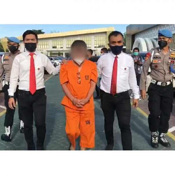 Tersangka MH mengenakan pakaian tahanan dan menjalani proses penyidikan di Polda Riau.