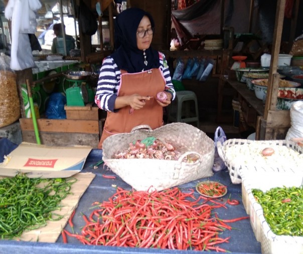 Pedagang cabai di Pasar Agus Salim. Foto: Surya/Riau1.