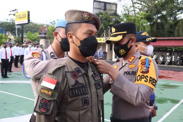 Penyematan tanda personel Operasi Patuh Lancang Kuning