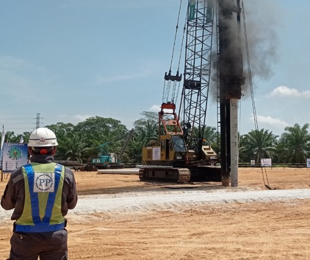 Pemasangan tiang pancang perdana di lokasi proyek SPAM Regional di Desa Kualu, Kecamatan Tambang, Kabupaten Kampar, Senin (20/9/2021). Foto: Surya/Riau1.