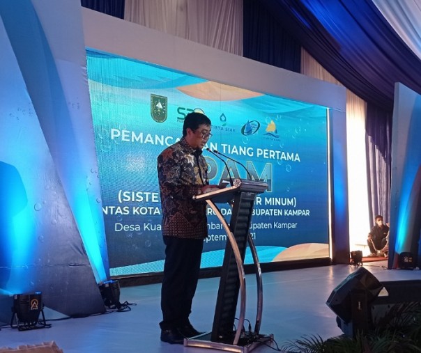 Direktur PT PP Tirta Riau Satya Priambodo saat berpidato sebelum pemancangan tiang pertama SPAM di Desa Kualu, Kecamatan Tambang, Kabupaten Kampar, Senin (20/9/2021). Foto: Surya/Riau1.