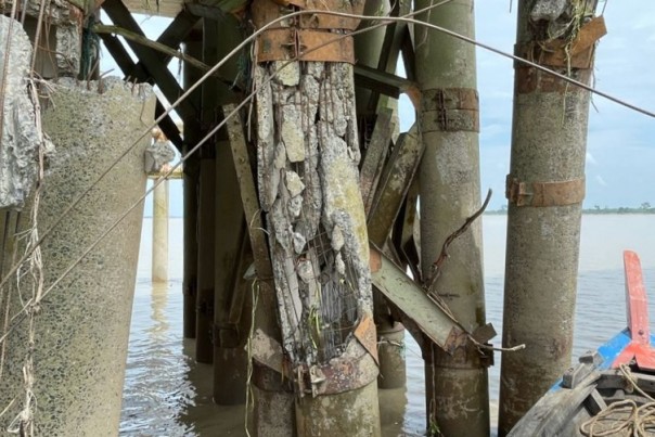 Bagian tiang jembatan yang rusak