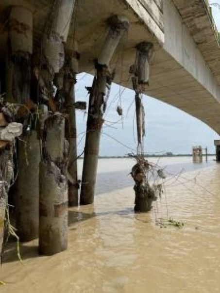 Bagian tiang jembatan yang rusak