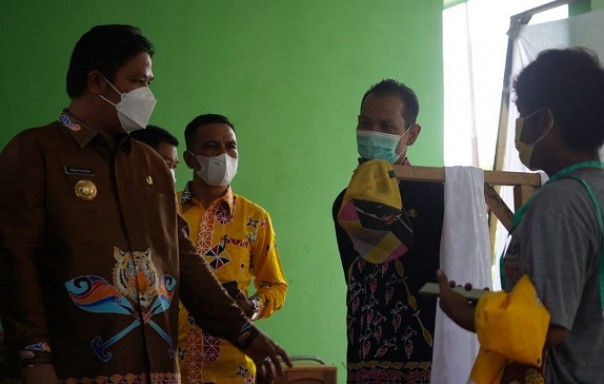 Bupati Andi Putra tinjau pengrajin batik Kuansing