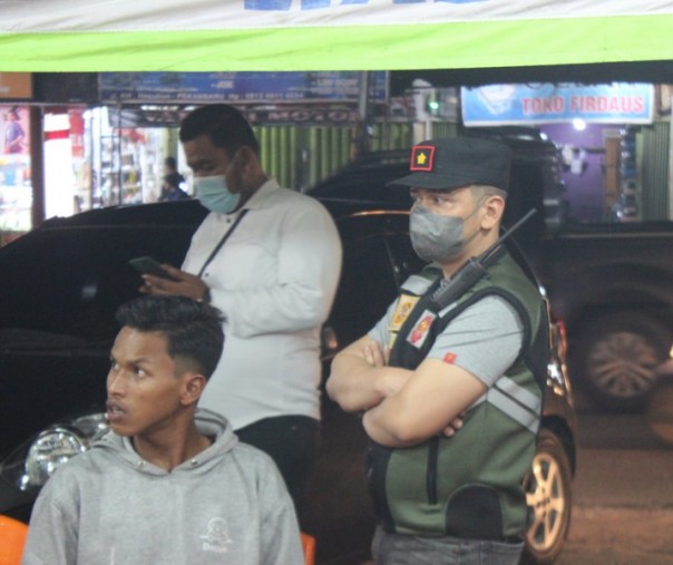 Kabid PPUD Satpol PP Pekanbaru Fakhrudin saat mengawasi pemeriksaan warga yang tak mengenakan masker di Jalan Kaharuddin Nasution, Selasa (28/9/2021) malam. Foto: Satpol PP.