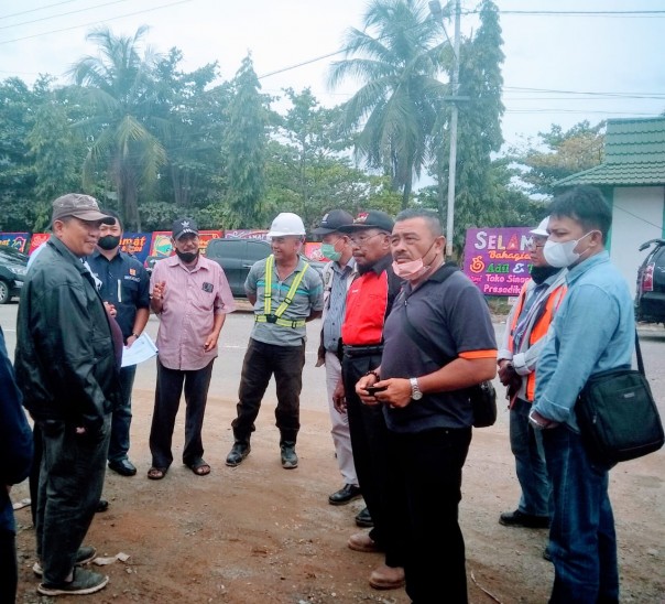 Tinjau proyek jalan