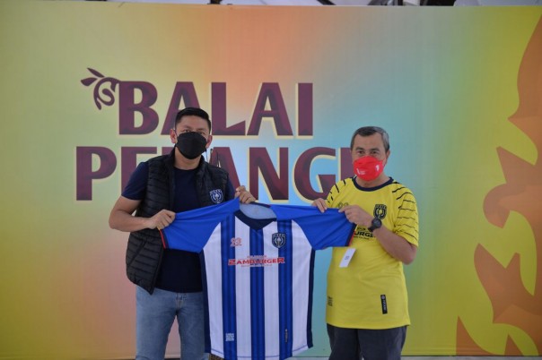 Saat perkenalkan jersey PSPS