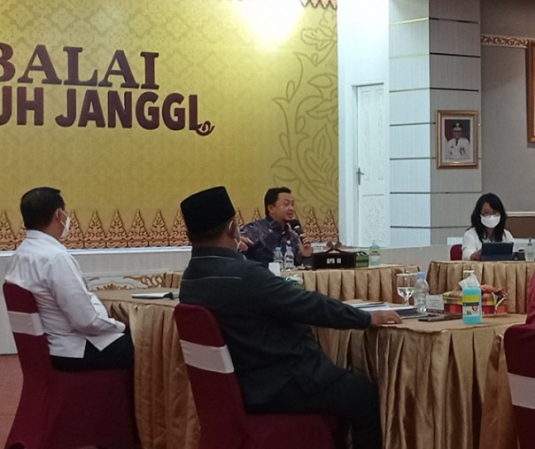 nggota Komisi V DPR Syahrul Aidit Maazat saat rapat bersama Dirjen Cipta Karya Kemen PUPR di Aula Pauh Janggi, Gedung Daerah, beberapa hari lalu. Foto: Surya/Riau1.