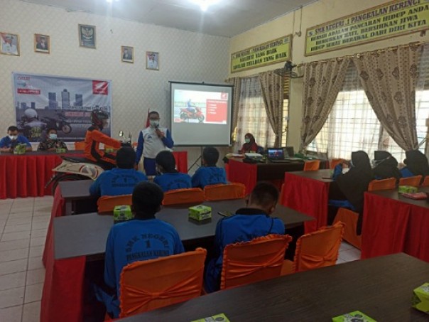 Instruktur Safety Riding CDN Riau, Steven saat memberikan materi di SMKN 1 Pangkalan Kerinci