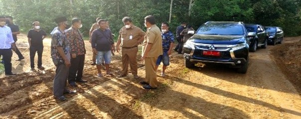 Bupati Kuansing, Andi Putra tinjau perbaikan jalan