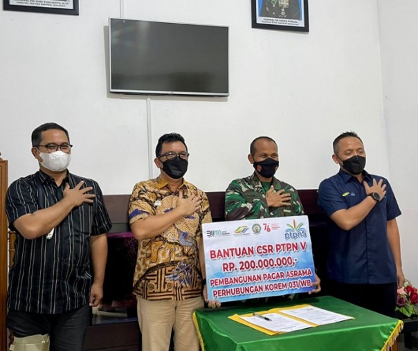 CEO PTPN V Jatmiko K Santosa (paling kanan) bersama SEVP Business Support PTPN V Rurianto serta Corporate Secretary PTPN V Bambang Budi Santoso menyerahkan bantuan CSR yang diterima langsung Danrem 031 WB Brigjen TNI M Syech Ismed, beberapa hari lalu. Foto: Istimewa.