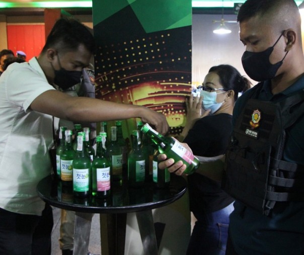 Petugas Satpol PP Pekanbaru saat mengamankan mikol ilegal di arena permainan biliar, Jumat (8/10/2021). Foto: Satpol PP.