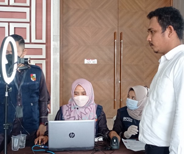 Peserta ujian SKD CASN Pemko Pekanbaru saat pencocokan wajah dengan data sebelum masuk ruang ujian di SKA Co Ex pada 29 September 2021. Foto: Surya/Riau1.