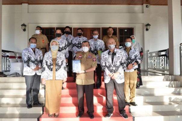 Gubri Syamsuar bersama Pengurus PGRI Riau