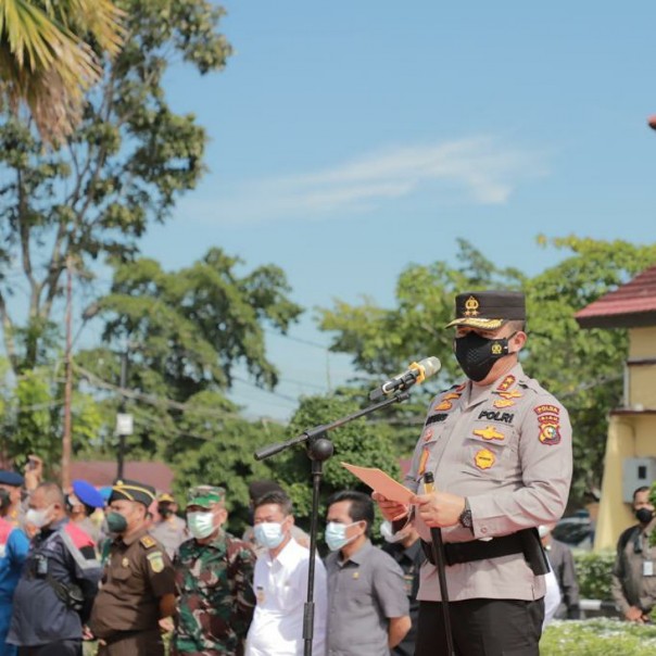 Kapolda Riau Irjen Agung SIE memimpin apel gelar pasukan pengamanan objek vital. Apel dilaksanakan di halaman Mapolres Rohil pada Rabu pagi.