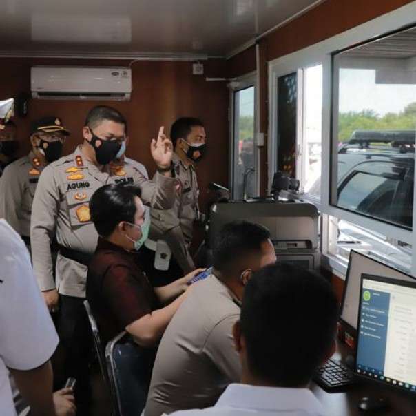 Kapolda Riau Irjen Agung bersama Bupati Rohil dan Kapolres berkesempatan menguji langsung pelayanan Drive Thru Terpadu yang diresmikan di Polres Rohil.