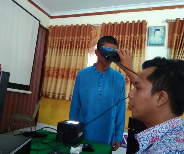Petugas Disdukcapil Pekanbaru saat melakukan perekaman data pelajar untuk KTP elektronik. Foto: Surya/Riau1.