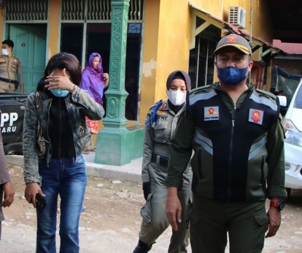 Wanita di Kompleks Panti Pijat Jalan Arjuna diamankan petugas Satpol PP Pekanbaru, Kamis (14/10/2021). Foto: Satpol PP.