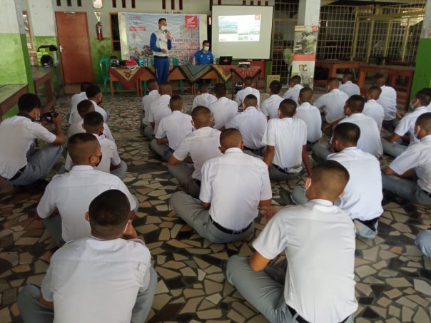 Instruktur Safety Riding CDN Riau, Arif Rahman Hakim saat memberikan materi di SMK Taruna Satria Pekanbaru