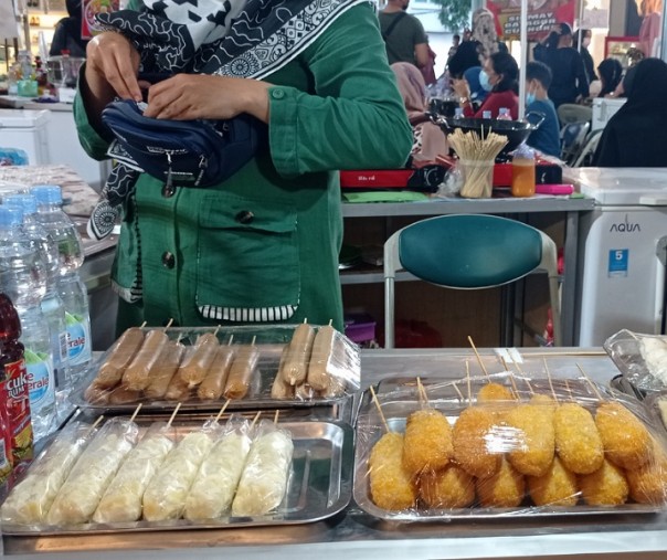 Pelaku UMKM berjualan di sebuah mal di Pekanbaru. Foto: Surya/Riau1.