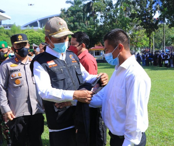 Wakil Wali Kota Pekanbaru Ayat Cahyadi saat memasangkan rompi ke anggota Satgas Gabungan pada 13 Oktober 2021. Foto: Pemko Pekanbaru. 