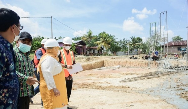 Saat tinjauan Bupati Kasmarni