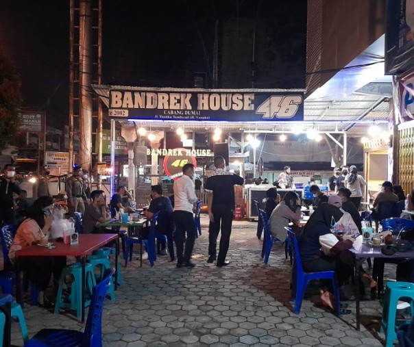 Petugas Satpol PP Pekanbaru dan tim gabungan saat merazia kedai minuman Bandrek 46 di Jalan Tuanku Tambusai, Sabtu (16/10/2021) malam. Foto: Satpol PP. 