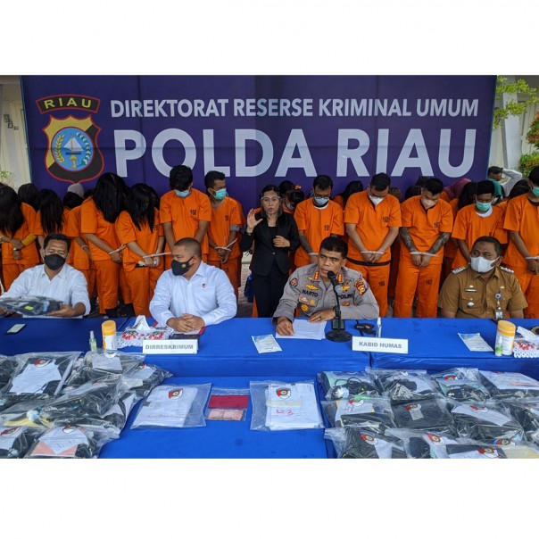 Jumpa pers yang digelar Direktorat Reskrimum Polda Riau di komplek Pemuda Citywalk Pekanbaru. Disalahsatu ruko, tersangka menyewa kepada pengelola yang dikemudian dijadikan usaha judi online. 59 orang berhasil diamankan kepolisian.
