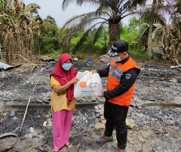 Tim Rumah Zakat Action menyerahkan bantuan paket sembako bagi keluarga Edi Susanto. Foto: Istimewa. 