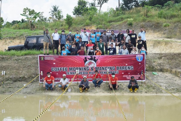 Peserta lomba mancing 