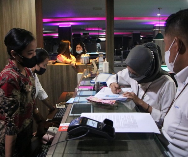Petugas Satpol PP Pekabbaru saat menerima uang denda dari pihak Koro-Koro Karaoke Family saat razia pada 22 Oktober 2021 malam. Foto: Satpol PP. 