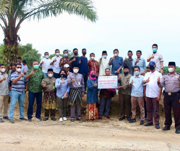 Para pemuda serta kepala desa, camat, dan perwakilan PTPN V berfoto bersama usai penyerahan bantuan pembangunan ekowisata di Kabupaten Siak, Riau, beberapa hari lalu. Foto: Istimewa. 
