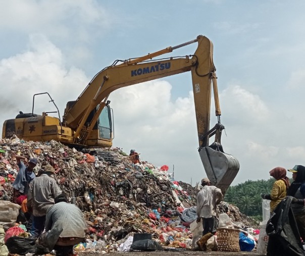 Ekskavator saat merapikan tumpukan sampah di TPA 2 Muara Fajar, Rumbai, Pekanbaru. Foto: Surya/Riau1.