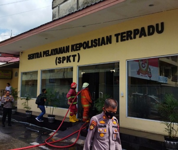 Petugas Damkar saat memadamkan api di kantor SPKT Polresta Pekanbaru, Senin (25/10/2021). Foto: Istimewa. 