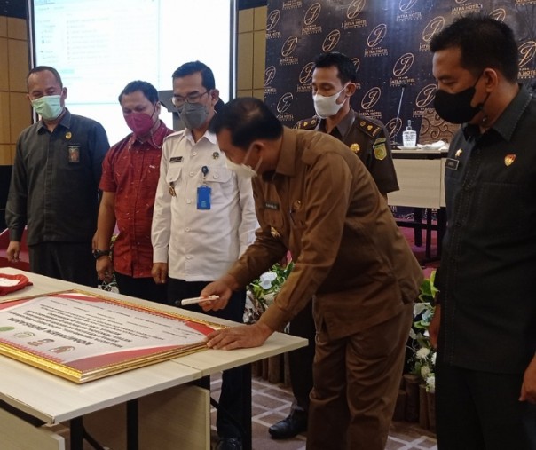 Wali Kota Pekanbaru Firdaus menandatangani Komitmen Bersama pemberantasan narkoba bersama lembaga penegak hukum di Hotel Grand Jatra, Selasa (26/10/2021). Foto: Surya/Riau1. 