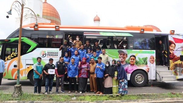 Food Bus ACT saat salurkan bantuan