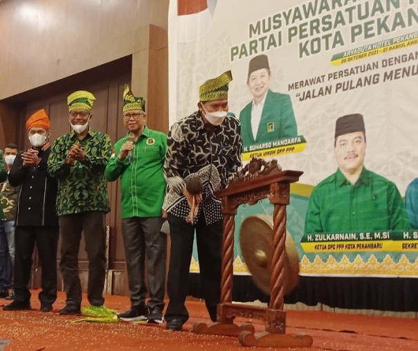 Wali Kota Pekanbaru Firdaus memukul gong tanda dibukanya Muscab ke-VIII Kota Pekanbaru di Hotel Aryaduta, Kamis (28/10/2021). Foto: Surya/Riau1.