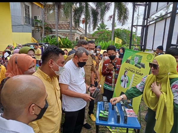 Gubernur Riau Syamsuar meninjau stand makanan yang diperjual belikan pedagang di pasar murah yang ditaja Golkar Riau