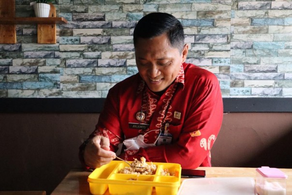 Kalapas Kelas IIA Tembilhan, Julianto Budhi Prasetyono menyicipi menu makanan sebelum diberikan pada Warga Binaan 