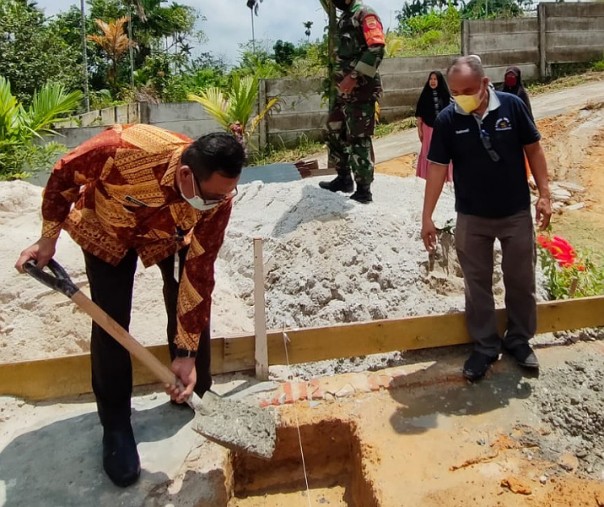 Camat Kulim Marzali saat peletakan batu pertama program Rumah Layak Huni di Kelurahan Kulim pada 21 Oktober 2021 lalu. Foto: Istimewa. 