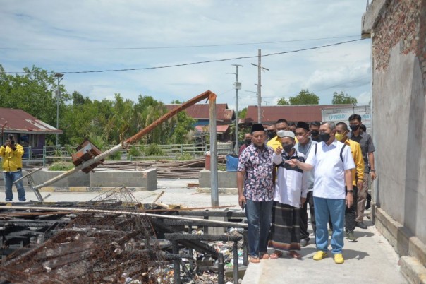 Saat tinjau masjid usai terbakar